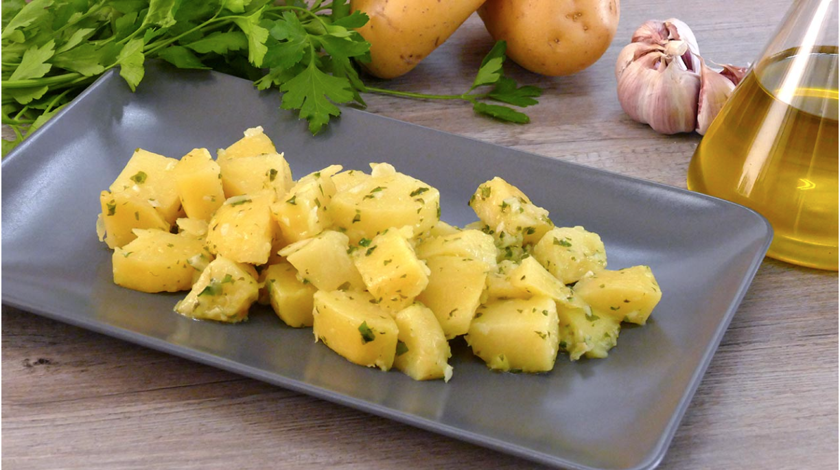 Timbal de marisco y verdura con patatas con perejil.